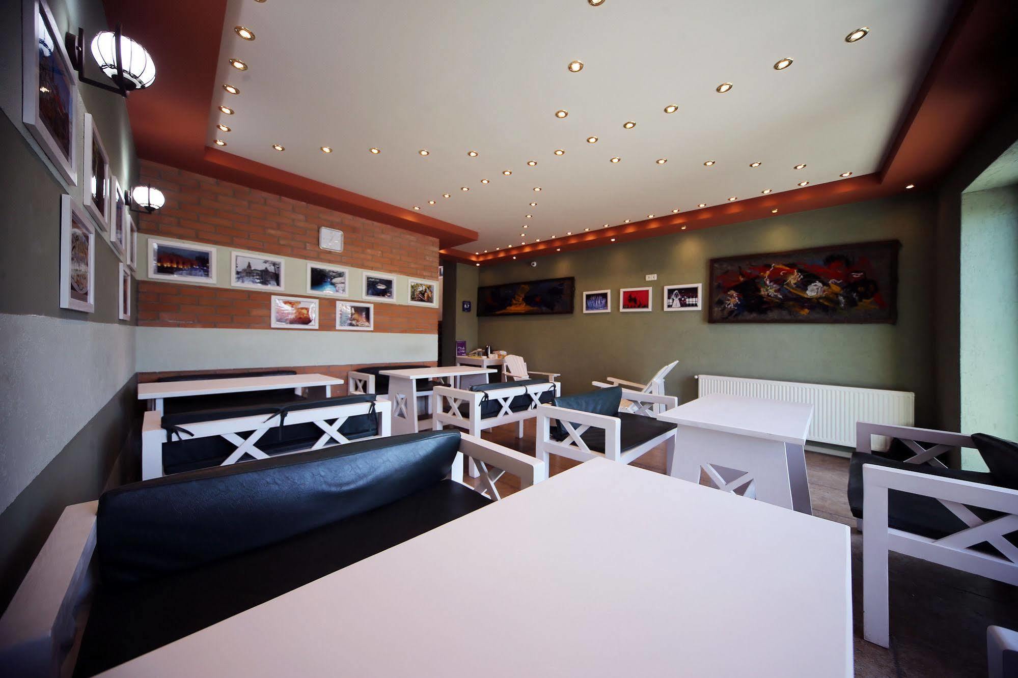 Hotel Kutaisi Globus Esterno foto